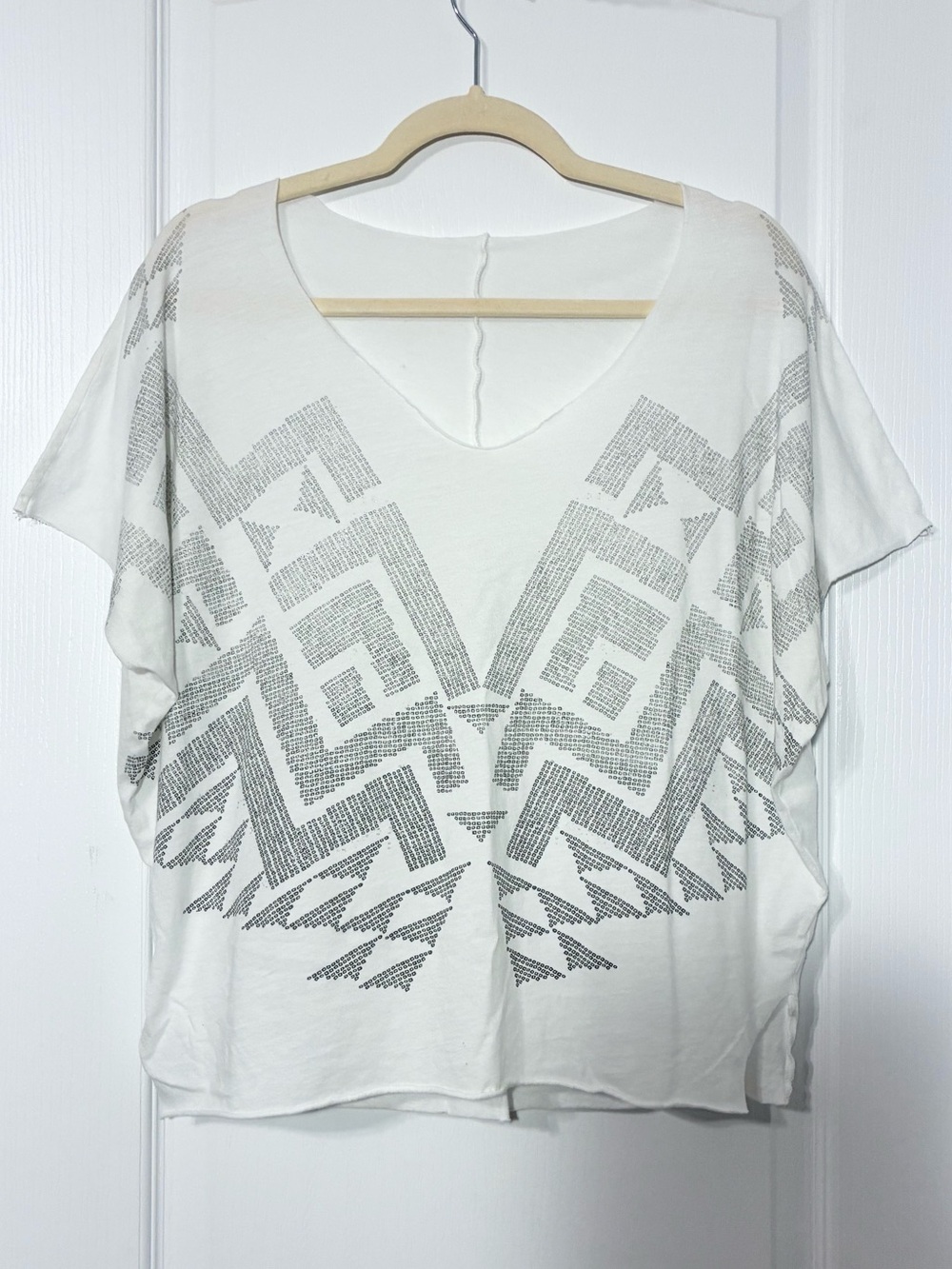 CAbi Aztec Graphic Raw Edge V Neck Dolman Short Sleeve T-Shirt Top White Medium